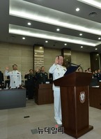 [포토] 합참 국감, 선서하는 최윤희 합참의장