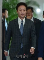 [포토] 국감장 입장하는 정두언-윤후덕