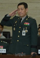 [포토] 합참 국정감사, 경례하는 신원식 합참차장