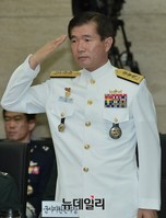[포토] 합참 국정감사, 경례하는 이기식 군사지원본부장