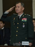 [포토] 합참 국정감사, 경례하는 박선우 한미연합군 부사령관