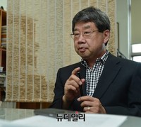 [포토] 인터뷰하는 경제학자 조동근