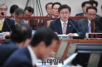 [포토] 의원들의 질문에 답하는 홍용표 통일부 장관