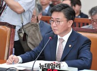 [포토] 의원들 질문 기록하는 홍용표 통일부 장관