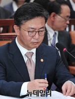 [포토] 볼펜 돌리는 홍용표 통일부 장관