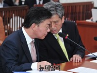 [포토] 대화 나누는 홍용표 통일부 장관