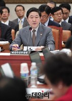 [포토] 의원들의 질문에 답하는 유기준 해양수산부 장관