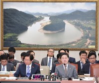 [포토] 질문에 답하는 유기준 해양수산부 장관