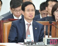 [포토] 질문에 답하는 김용희 중앙선거관리위원회 사무총장