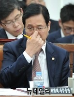 [포토] 얼굴 만지는 김용희 중앙선거관리위원회 사무총장