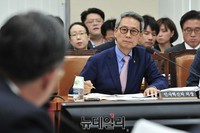 [포토] 의원들의 질문에 답하는 이근면 인사혁신처장
