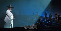 [포토] 창극 '적벽가' 뱃노래 부르는 송순섭 명창