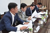 [포토] 국회의원선거구획정위원회의 참석한 여야 농어촌 의원들
