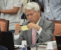 [포토] 메시지 읽는 백군기 의원