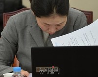 [포토] 보고서 보는 권은희 의원