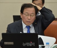 [포토] 보고서 보는 윤후덕 의원