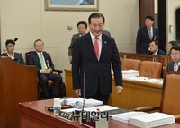 [포토] 국정감사장 입장하는 박창명 병무청장