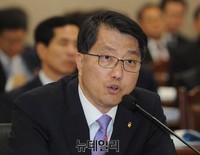 [포토] 의원들의 질의에 답하는 진웅섭 금융감독원장