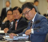 [포토] 불법 카드복제 시연하는 새정치 이상직 의원