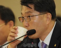 [포토] 물마시는 진웅섭 금융감독원장