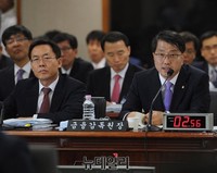 [포토] 질의에 답하는 진웅섭 금융감독원장