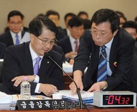 [포토] 자료 건네받는 진웅섭 원장