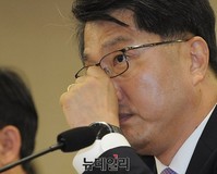 [포토] 안경고쳐쓰는 진웅섭 금융감독원장