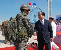 [포토] 우리장병과 악수하는 한기호 의원