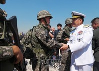 [포토] 우리장병과 악수나누는 정호섭 해군참모총장