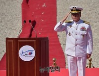 [포토] 참전용사에게 거수경례하는 정호섭 해군참모총장
