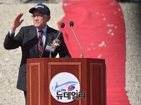 [포토] 거수경례하는 함명수 전 해군참모총장