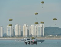 [포토] 인천상륙작전, 해상강하하는 해군