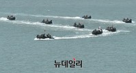 [포토] 인천상륙작전 재연, 침투하는 해병대