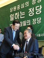 [포토] 지지자들과 인사 나누는 박준영 전 전남지사