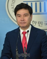 [포토] 기자회견하는 지상욱 당협위원장