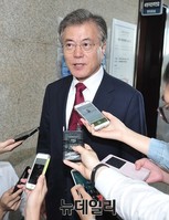 [포토] 기자들의 질문에 답하는 문재인 새정치민주연합 대표