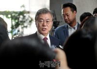 [포토] 비공개 최고위회의 끝내고 나오는 문재인 대표