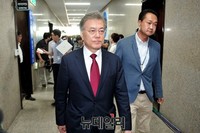 [포토] 회의장 떠나는 새정치민주연합 문재인 대표