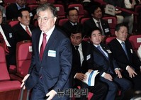 [포토] 단상으로 향하는 문재인 대표