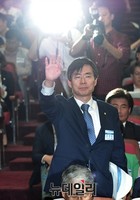 [포토] 홀로 일어선 새정치민주연합 조경태 의원
