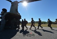 [포토] 美 CH47 헬기에 탑승하는 한미 해병대 연합군