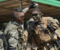 [포토] 수통 하나로 돈독해지는 한미 해병대 우정