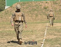 [포토] 기동사격 전 안전점검하는 미 해병