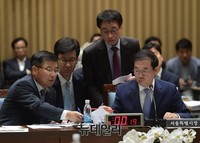 [포토] 답변 준비하는 서울시 공무원