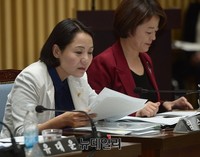 [포토] 질의서 살펴보는 임수경 의원