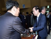 [포토] 서울시 국감, 악수하는 박원순-정청래