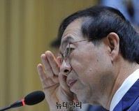 [포토] 안경 고쳐쓰는 박원순 서울시장