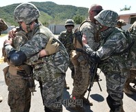 [포토] 서로 안아주며 격려하는 한미 해병 연합군
