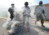 [포토] 연막사이로 등장한 한미 해병 연합군