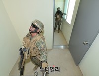 [포토] 도시지역 전투훈련, 건물 점거한 한미 해병 연합군